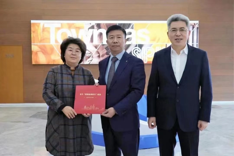 市人大常委会主任白云萍带队走访常州港华